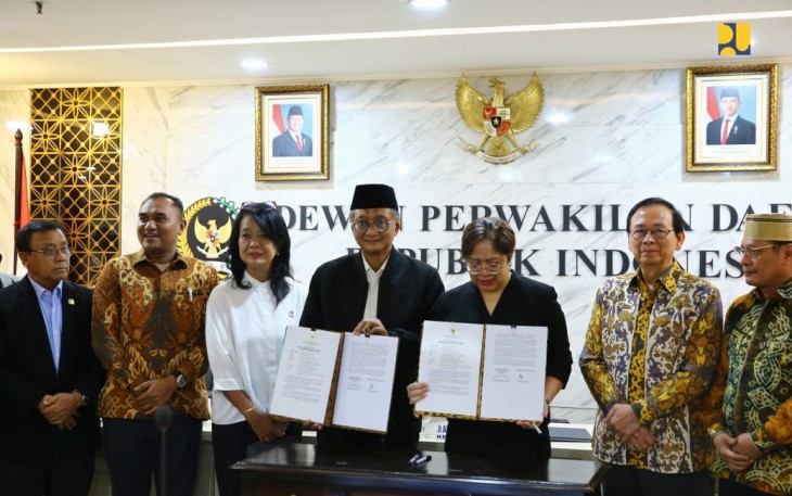 Menteri Pekerjaan Umum Dody Hanggodo didampingi Wakil Menteri PU Diana Kusumastuti menghadiri Rapat Kerja Bersama Komite II Dewan Perwakilan Daerah (DPD) RI membahas Program Kerja Kementerian PU Tahun 2025 di Senayan, Jakarta, Senin (24/2/2025)