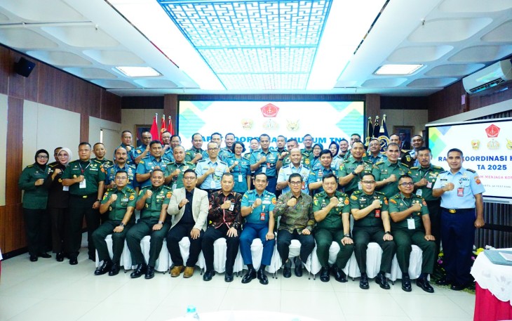 Foto bersama dalam Rapat Koordinasi Hukum (Rakorkum) TNI Tahun 2025.