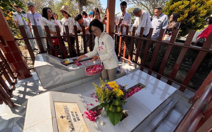 Rektor Intiyas melakukan proses tabur bunga pada tempat peristirahatan Rektor Pertama UKSW Dr. (H.C.) Oeripan Notohamidjojo di Makam Cungkup