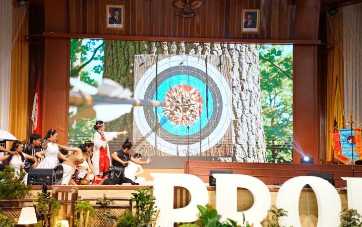 Rektor Intiyas menyerahkan Buku Laporan Rektor 20252026 kepada Ketua Pengurus YPTKSW, Jeffrie Lempas, M.Si_., melalui simbolisasi teatrikal memanah, Senin (01-12-2025).