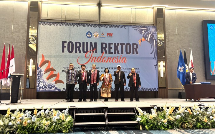 Rektor UKSW Profesor Intiyas Utami berfoto bersama dengan Pengurus Forum Rektor Indonesia seusai dilantik menjadi Wakil Ketua 2 Forum Rektor Indonesia (FRI) Periode 2025 