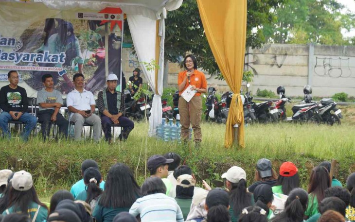 Rektor UKSW Profesor Intiyas Utami menyampaikan sambutan kepada mahasiswa OMB 2025 pada kegiatan Pengabdian Masyarakat berupa aksi penanaman pohon.jpg