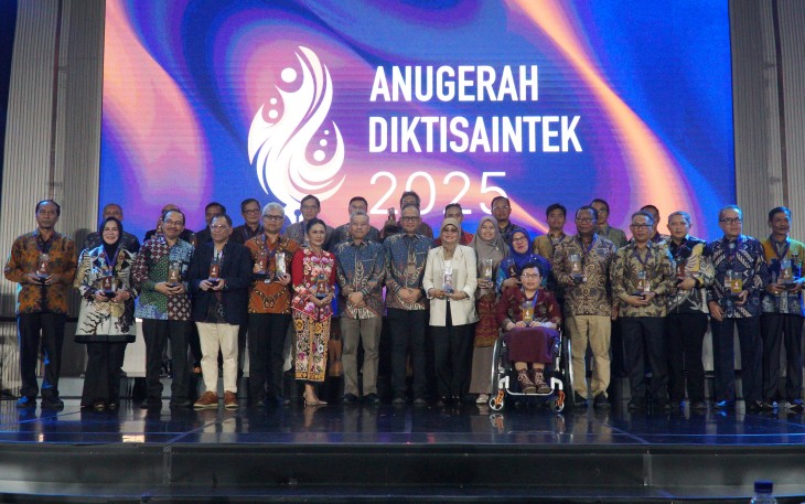 Rektor UKSW Profesor Intiyas Utami saat menerima empat penghargaan Anugerah Diktisaintek 2025. Tahun ini UKSW mendapatkan empat penghargaan mulai dari hal internasionalisasi, kerja sama pemerintah serta pengelolaan kom.