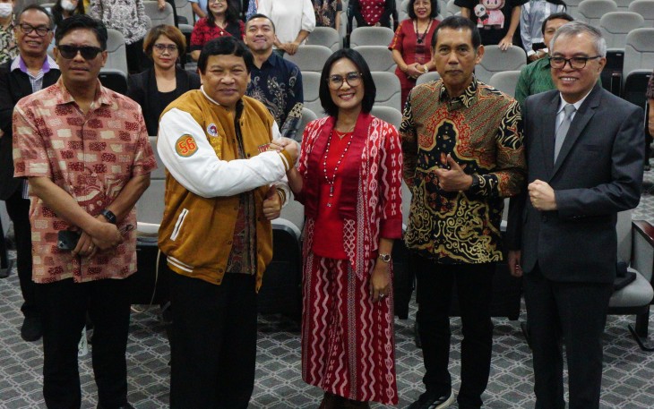 Rektor UKSW menyerahkan cinderamata kepada Prof. I Gede Wenten, Stafsus Menteri Pendidikan Tinggi, Sains, dan Teknologi