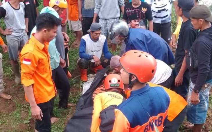 Relawan gabungan mengevakuasi jasad Danendra Arvin (16) usai terseret sejauh 1 kilometer oleh arus aliran Kali Samin, Tawangmangu, Selasa (10/6/2025) sore. (Foto : Istimewa)