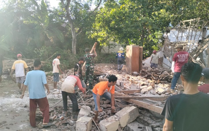 Babinsa Kodim Ponorogo Sigap Berikan Bantuan ke warga yang rumahnya roboh
