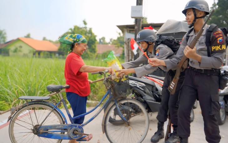 SPN Polda Jatim Bagikan Bendera dan Bansos