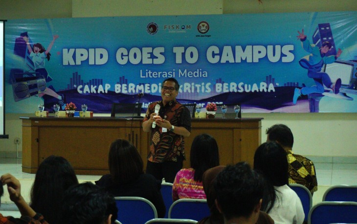 Sambutan Ketua KPID Provinsi Jawa Tengah Muhammad Aulia Assyahiddin, SS, MM, CH, CHA., dalam kegiatan KPI Goes to Campus UKSW, Kamis (27-11-2025) di ruang E126.