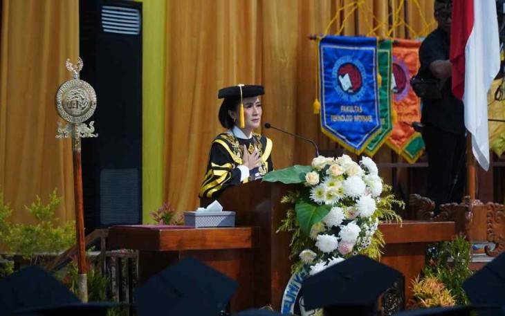 Sambutan Rektor UKSW Profesor Intiyas Utami dalam acara Upacara Wisuda Periode III Tahun 2025 UKSW di Balairung Universitas