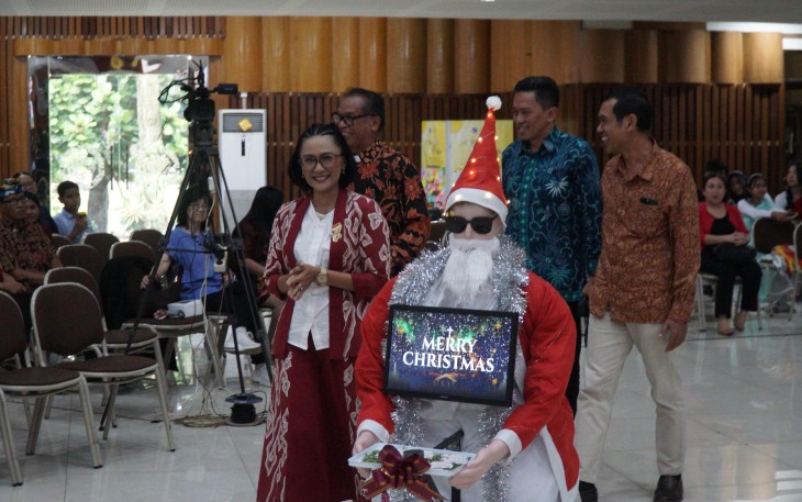 SantaBot, robot Santa Claus karya Tim R2C UKSW dari FTEK mengiring Rektor UKSW Profesor Intiyas Utami dan pimpinan menuju Balairung Universitas pada Ibadah Natal 2025
