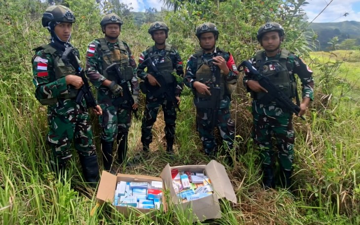 Satgas Pamtas Yonarmed 12 Kostrad saat Gagalkan Penyelundupan Obat-Obatan di Perbatasan Lakmars.