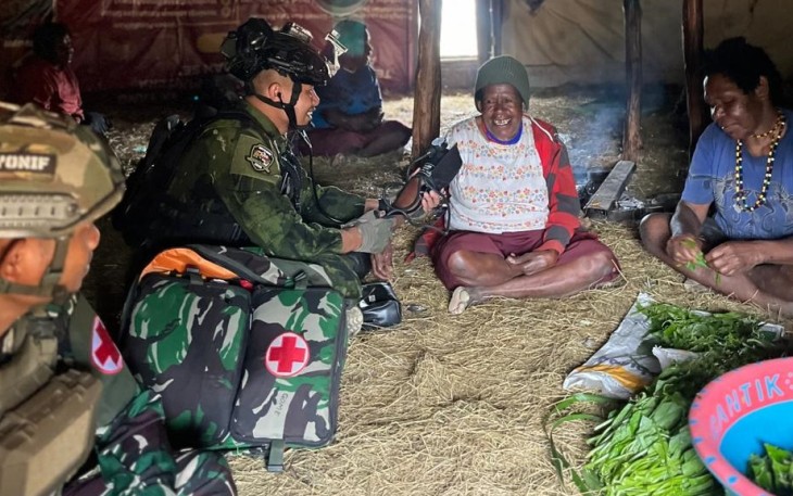 Prajurit Satgas Yonif 700/WYC saat Sapa Warga Jenggernok