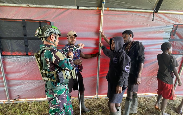 Satgas Yonif 700/Wyc Dirikan Tenda Untuk Pengungsi di Tigiles Sinak