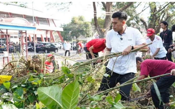 Mas Ibbin Saat Pimpin Kerja Bakti bersama ASN Pemkot Blitar untuk Sambut HUT Kemerdekaan RI ke- 80. Foto : Pemkot Blitar.