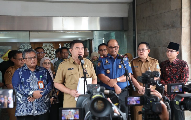 Sekjen Kemendagri Tomsi Tohir dalam konferensi pers di Halaman Gedung A, Kantor Pusat Kemendagri, Jakarta, Selasa (24/6/2025).