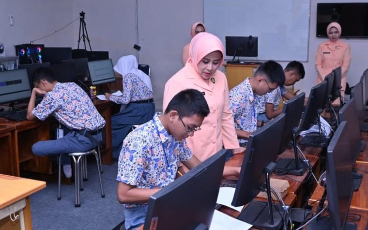 Ketua Yasarini Pengurus Cabang Lanud Sultan Hasanuddin, Ny. Betty Arifaini Nur Dwiyanto saat meninjau kegiatan.