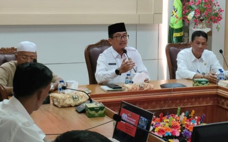 Sekretaris Daerah (Sekda) Kabupaten Natuna, Boy Wijanarko dalam rapat koordinasi persiapan pawai budaya di ruang rapat Kantor Bupati Natuna. Jl. Batu Sisir Desa Sungai Ulu Kecamatan Bunguran Timur Kabupaten Natuna, Rabu (06/08/2025).