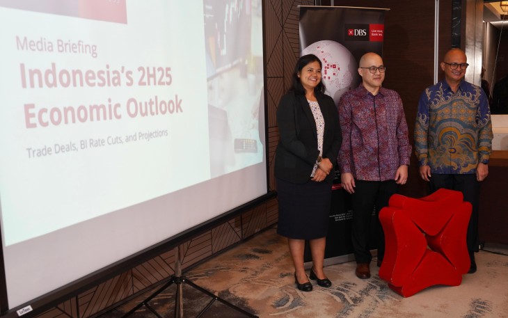 Senior Economist DBS Bank Radhika Rao, Equities Specialist DBS Group Research Maynard Arif, dan Executive Director Head of Sales Global Financial Markets PT Bank DBS Indonesia Much Suryanatakusumah memaparkan pandangan terkait resiliensi ekonomi Indonesia di tengah disrupsi global pada kuartal III 2025 (20/08/2025).