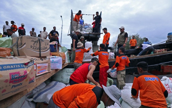 Proses bongkar muat barang bantuan untuk warga terdampak banjir dan longsor di wilayah Pantai Timur Aceh, dari Pemerintah Kabupaten Aceh Besar di Pelabuhan Kuala Langsa, Kota Langsa, Selasa (16/12).