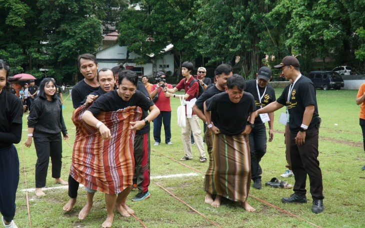 Suasana lomba estafet tradisional dalam acara “Fun Games 2025” dalam rangka menyambut Dies Natalis ke-69 UKSW di Lapangan John Osok, Jumat (07-11-2025). 