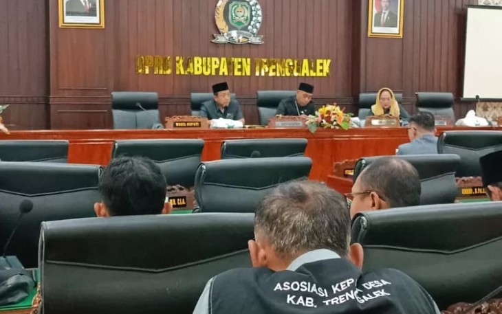 Suasana rapat dengar pendapat di gedung DPRD Trenggalek
