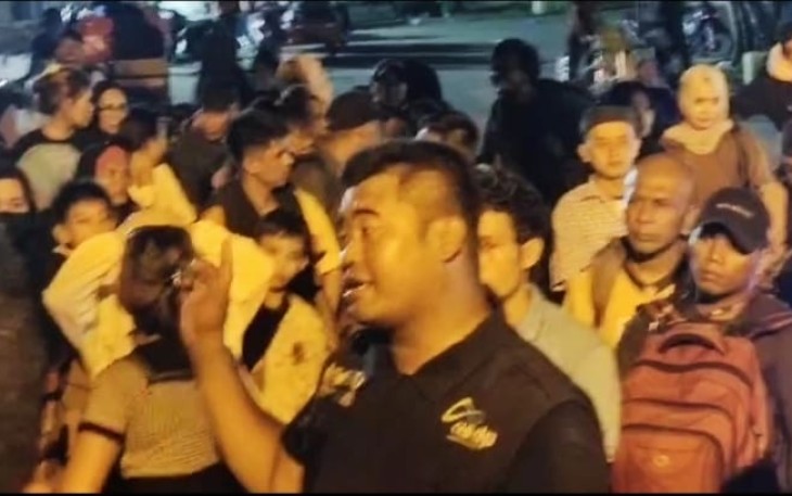 Supervisi ASDP Tanjung uban saat lakukan koordinasi pada yang belum memiliki tiket penumpang.