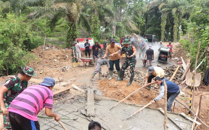 Dansatgas Kolonel Inf. Widi Rahman mengarahkan satgas TMMD memastikan konstruksi pembuatan plat duiker berjalan baik dan hasilnya maksimal.