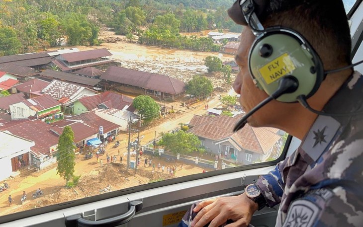 Helikopter TNI AL saat Distribusikan 300 Kg Bantuan Logistik di Tapanuli Tengah
