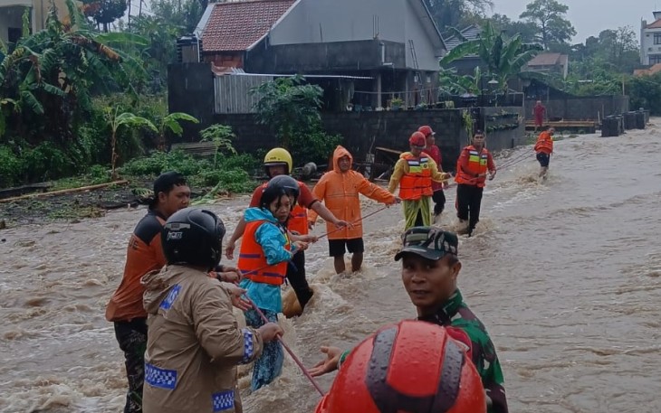 TNI Bergerak Cepat Evakuasi Korban Banjir di Denpasar