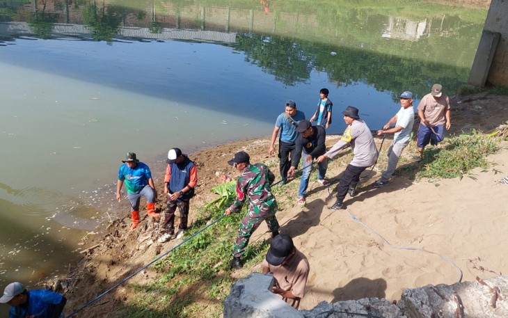 TNI-Polri dan Warga Cegah Banjir di Trenggalek
