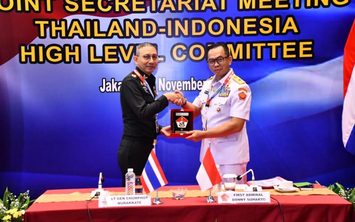 Kapuskersin Laksma TNI Donny Suharto saat penyerahaan cindera mata bersama Lt. Gen. Chumpot Nurakatte, Director of Department of Border Affair Royal Thai Armed Forces (RTARF).