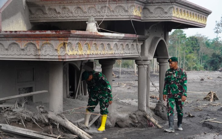 Prajurit Divif 2 Kostrad menembus zona bahaya erupsi Semeru, mencari warga, mengevakuasi, dan melakukan asesment demi keselamatan masyarakat. Dengan semangat pantang menyerah, TNI hadir memberi pengabdian terbaik untuk rakyat