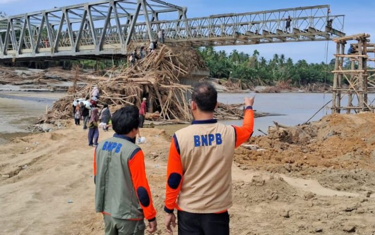 Tim BNPB tengah meninjau salah satu lokasi pemasangan jembatan bailey di Kabupaten Bieruen, pada Kamis (11/12.