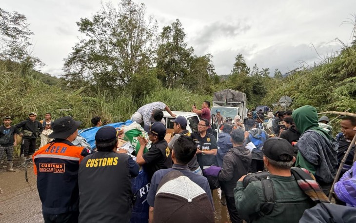  Tim Relawan Kemenkeu Satu Lhokseumawe saat Salurkan Bantuan Kepada Masyarakat