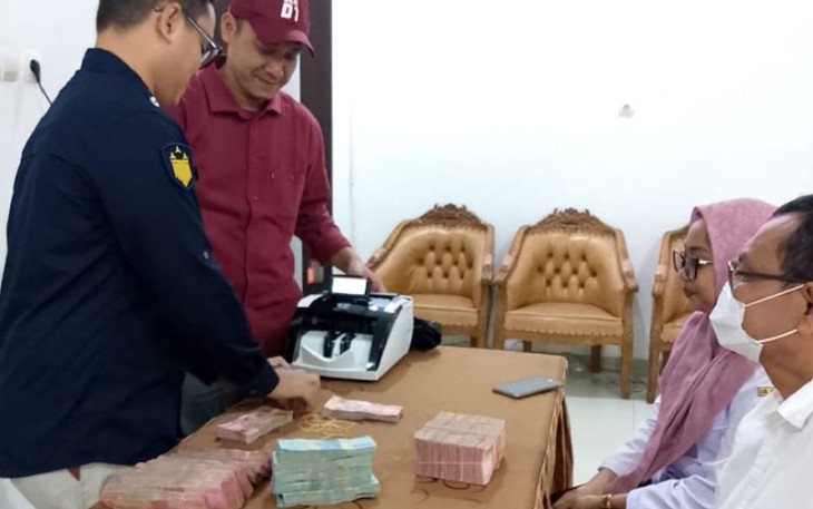 Tim penyidik Kejari Karanganyar sita Rp546 juta dari Dono Raharja dan Harga Satata, dua tersangka kasus korupsi aset Desa Jaten.