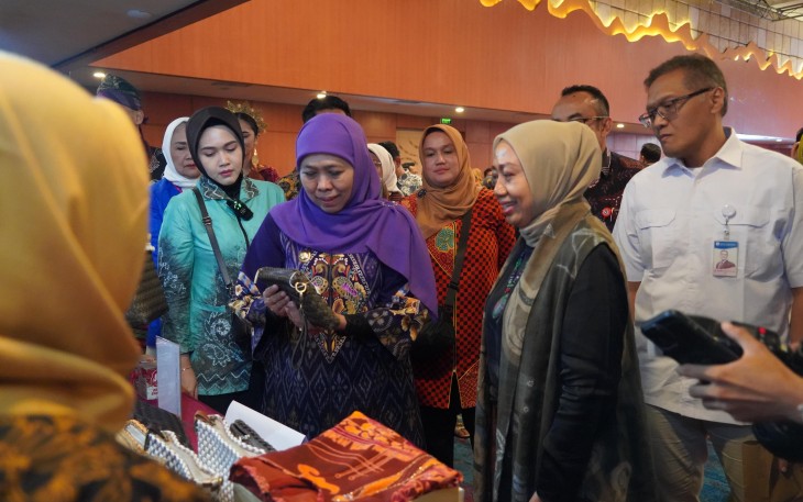 Gubernur Jawa Timur Khofifah Indar Parawansa saat meninjau UMKM Binaan Bank Jatim dalam Misi Dagang yang dilaksanakan di Banjarmasin pada hari Rabu (17/9).