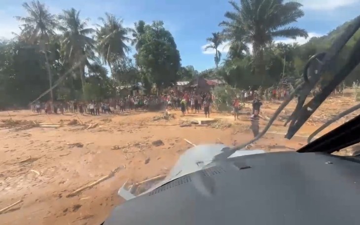 Unsur Helikopter Wing Udara 1 As 565 Mbe Panther Turunkan Bantuan Kemanusiaan di Tapanuli Tengah