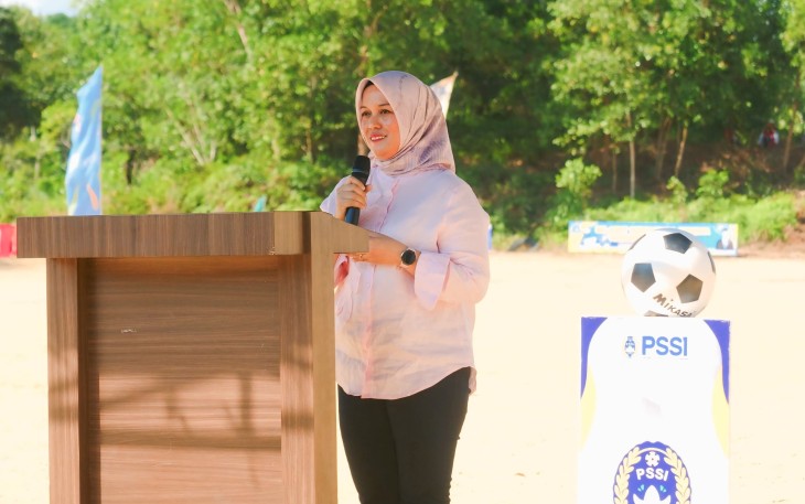 Wakil Bupati Bintan Deby Maryanti saat membuka secara resmi Turnamen Sepak Bola Keter Mansur ke VII Tahun 2025.