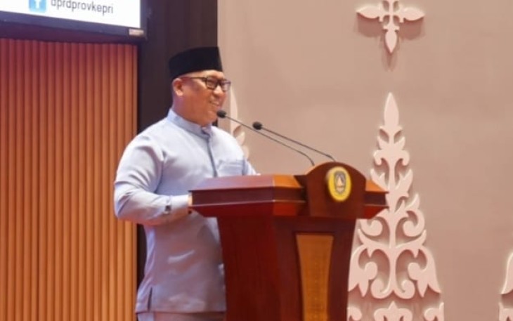 Wakil Gubernur Kepulauan Riau Nyanyang Haris Pratamura dalam Rapat Paripurna yang dilaksanakan di Ruang Sidang Utama Kantor DPRD Kepri, Tanjungpinang, pada Jumat (11/7/2025).