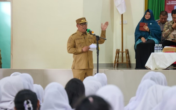 Wakil Gubernur Kepulauan Riau Nynyang Haris Pratamura dalam kegiatan Kesbangpol Masuk Sekolah (KEMAS) Seri-5 di SMKN 1 Bintan Timur, Senin (4/8/2025).