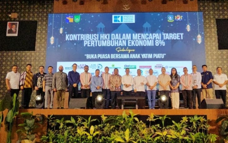 Foto Bersama usai acara buka puasa bersama