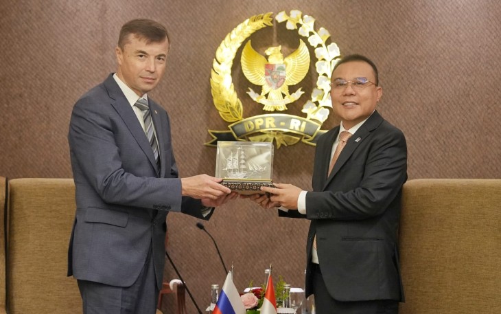Wakil Ketua DPR RI Sufmi Dasco Ahmad, saat bertukar cenderamata usai pertemuan dengan Duta Besar (Dubes) Rusia Sergei Gennadievich Tolchenov di Gedung Nusantara III DPR RI, Senayan, Jakarta, Jumat (722025)