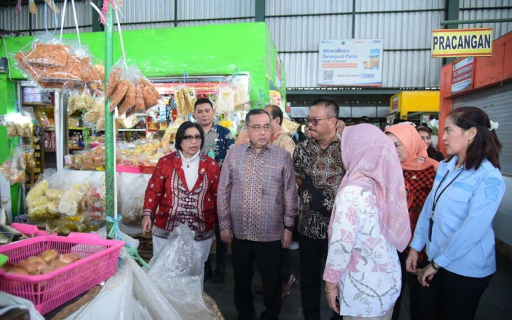 Wakil Ketua Komisi IX DPR RI Yahya Zaini saat melaksanakan inspeksi mendadak (sidak) di Pasar Oro-Oro Dowo, Kota Malang, Jawa Timur, Kamis (27/2/2025).
