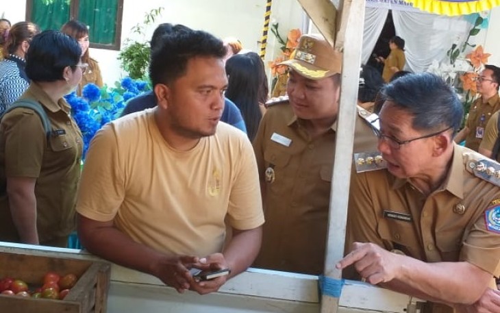 Wali Kota Bitung, Hengky Honandar dengan di dampingi Wakil Walikota Randito Maringka saat berbincang dengan masyarakat di lokasi operasi pasar di kantor camat Matuari
