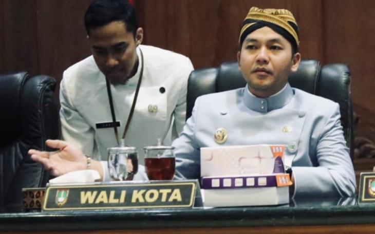 Wali Kota Surakarta, Respati Ardi, berpidato dalam Sidang Paripurna penetapan RAPBD 2026 di gedung DPRD, Kamis (27/11/2025).