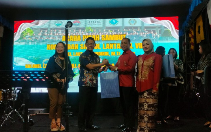 Walikota Bitung Hengky Honandar dengan didampingi istri tercinta saat memberikan cenderamata kepada Kolonel Laut (P) Shodikin, M.Tr.Opsla