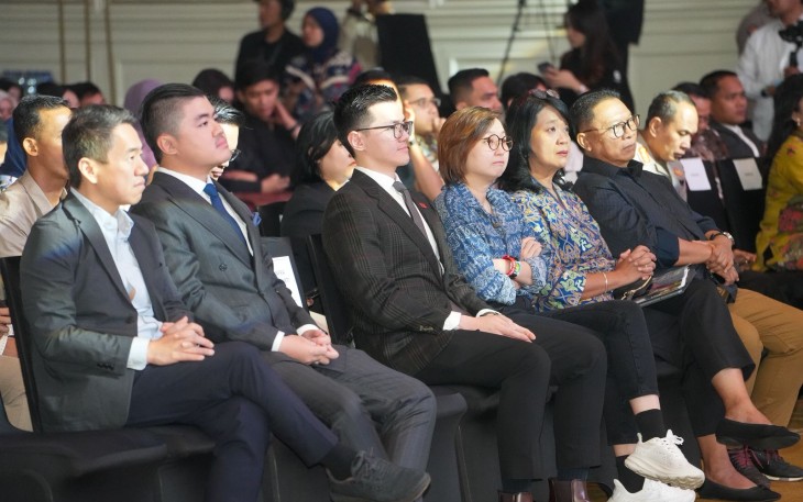 Wamen Ekraf Irene usai menghadiri acara Indonesian Summit 2025 yang digelar IDN Times di The Tribrata Dharmawangsa, Jakarta pada Rabu, 27 Agustus 2025.