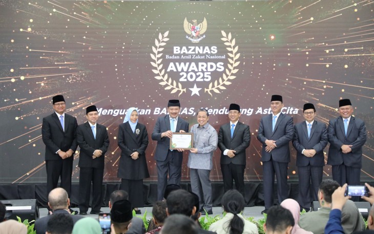 Wamen Ossy saat Terima Penghargaan Baznas Award 2025