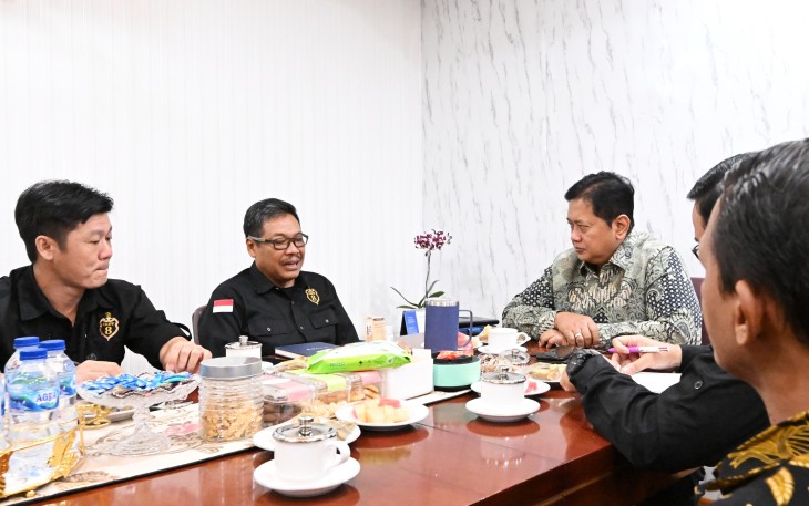 Wakil Menteri Transmigrasi Viva Yoga Mauladi menerima Pengurus Sekretariat Nasional Badan Usaha Milik Petani (BUMP) Indonesia atau juga disebut Crew 8. 
