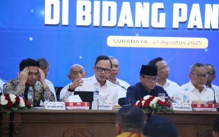 Wamendagri Bima Arya Sugiarto saat menghadiri Rapat Konsolidasi Program Prioritas Nasional di Bidang Pangan yang berlangsung di Kantor Gubernur Jawa Timur (Jatim), Kota Surabaya, Kamis (21/8/2025).